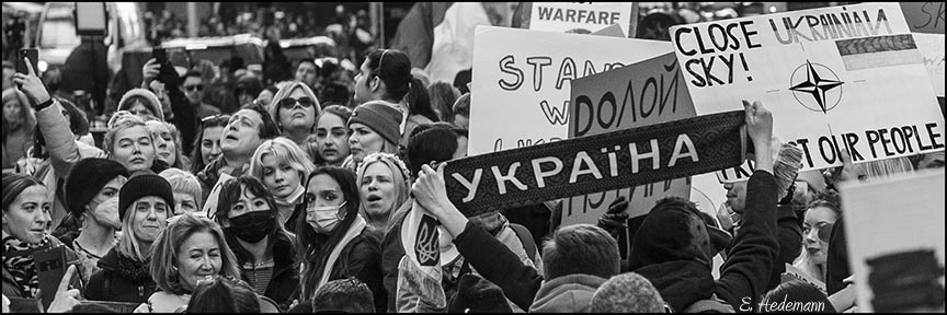 ethnic Ukrainians demonstrating